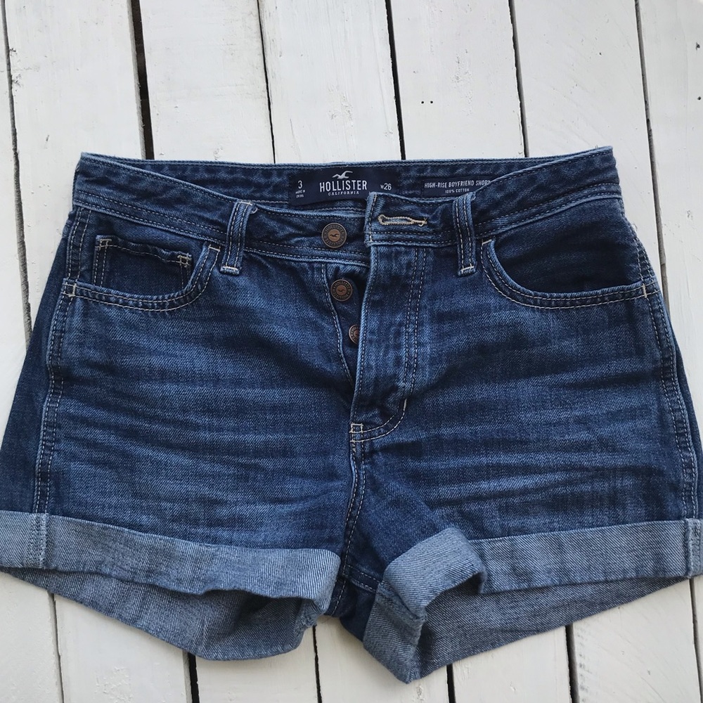 SOLD - HOLLISTER HIGH RISE BF SHORTS